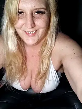 Snapshot of BecciDeluxe chatting on February 7, 2026, 11:24 pm BecciDeluxe online show from February 7, 2026, 11:24 pm