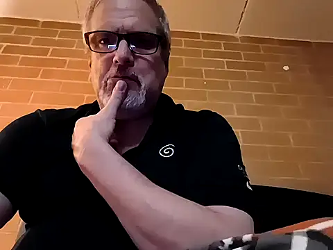 Naked Sk8r online show from May 6, 2026, 3:21 am