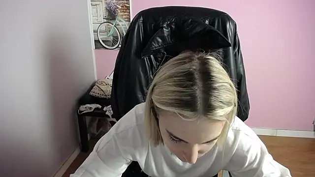 Snapshot of viktoria_lovely chatting on February 25, 2026, 11:32 am viktoria lovely online show from February 25, 2026, 11:32 am