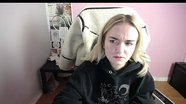 Snapshot of viktoria_lovely chatting on December 18, 2025, 9:36 am viktoria lovely online show from December 18, 2025, 9:36 am