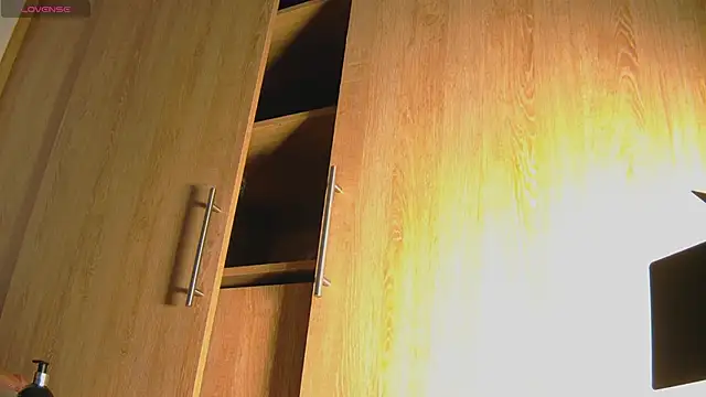 aidaadams online show from October 27, 2025, 11:22 am