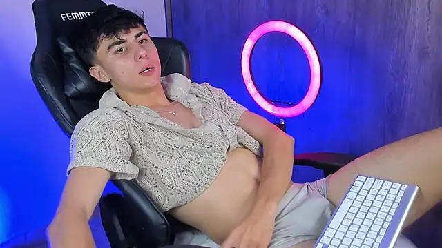 Demian cute18 online show from February 25, 2026, 8:14 am