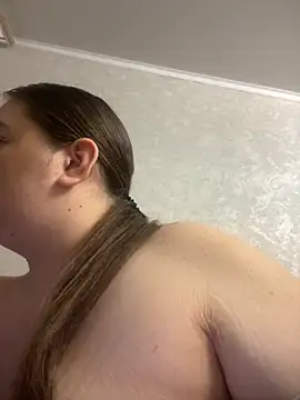 Snapshot of GabiBoobs chatting on October 29, 2025, 9:47 pm GabiBoobs online show from October 29, 2025, 9:47 pm