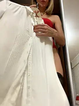 LauraDavis online show from December 3, 2025, 7:35 pm