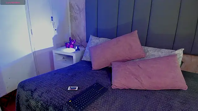 Snapshot of JulianaMiller chatting on February 20, 2026, 11:28 pm JulianaMiller online show from February 20, 2026, 11:28 pm