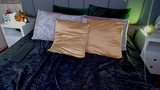 Snapshot of JulianaMiller chatting on December 5, 2025, 12:21 am JulianaMiller online show from December 5, 2025, 12:21 am