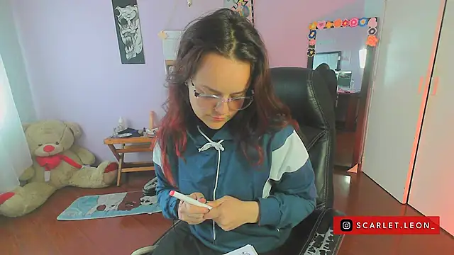 Scarletleon77 online show from February 18, 2025, 4:14 pm