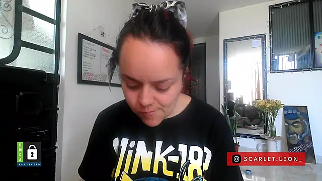 Scarletleon77 online show from December 19, 2025, 3:36 pm