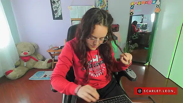 Scarletleon77 online show from February 19, 2025, 4:33 pm