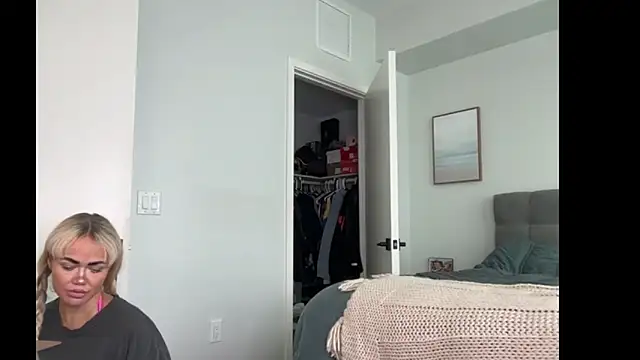 Snapshot of ElenaErickson chatting on February 4, 2026, 10:05 pm ElenaErickson online show from February 4, 2026, 10:05 pm