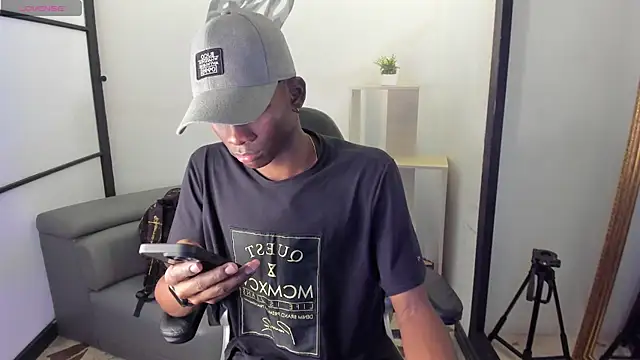 JacksonMuller  online show from November 12, 2025, 1:04 pm