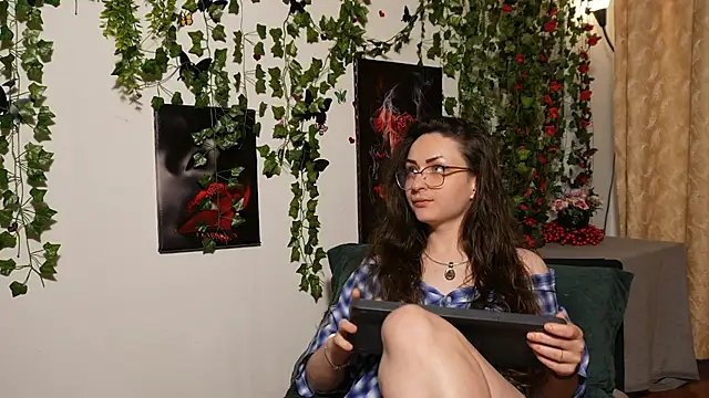 NaughtYHomemadE online show from November 9, 2025, 10:08 am