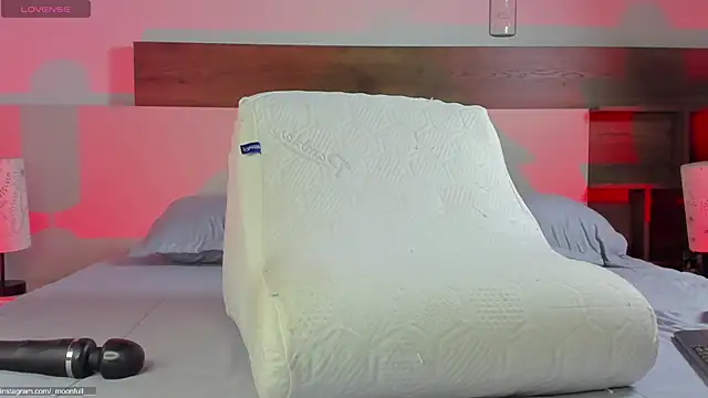  fullmoon online show from December 18, 2025, 9:51 pm