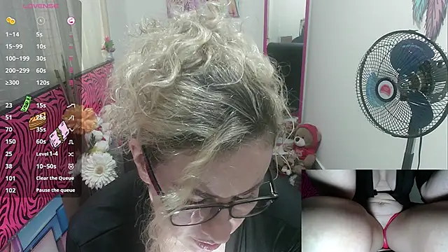 ViickySexy online show from December 1, 2025, 7:59 pm