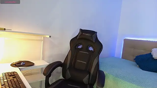  nickconnor01 online show from November 14, 2025, 4:27 am