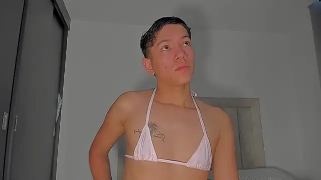 JulianRose 1 online show from May 6, 2026, 11:47 am
