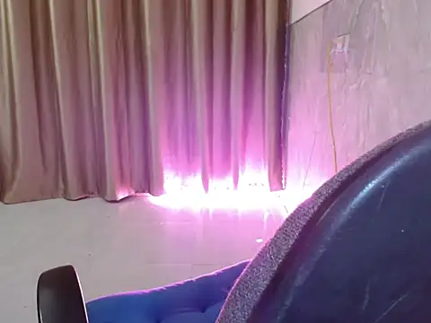 Snapshot of Pink_Pretty chatting on September 14, 2025, 5:24 pm Pink Pretty online show from September 14, 2025, 5:24 pm