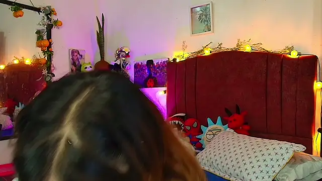 alisson zafiro  online show from April 12, 2026, 3:21 am