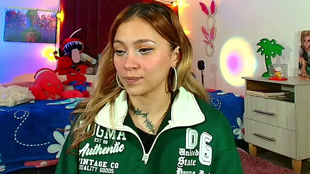 alisson zafiro  online show from September 10, 2025, 3:05 am