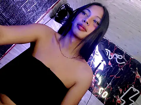 whiteladyboy online show from October 20, 2025, 4:25 am