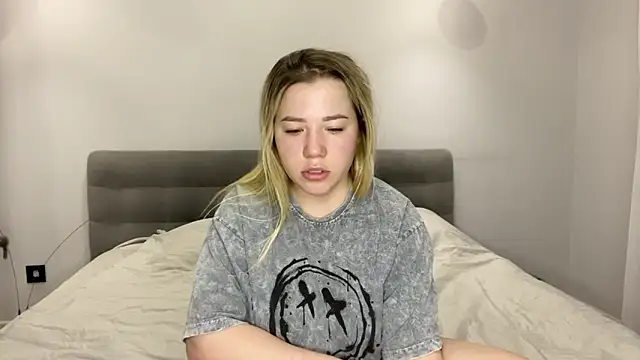 Embersweetbunny online show from December 20, 2025, 6:16 am