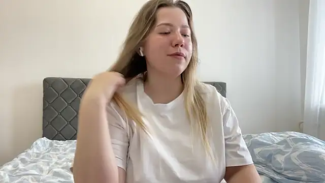 Embersweetbunny online show from March 18, 2025, 12:50 pm