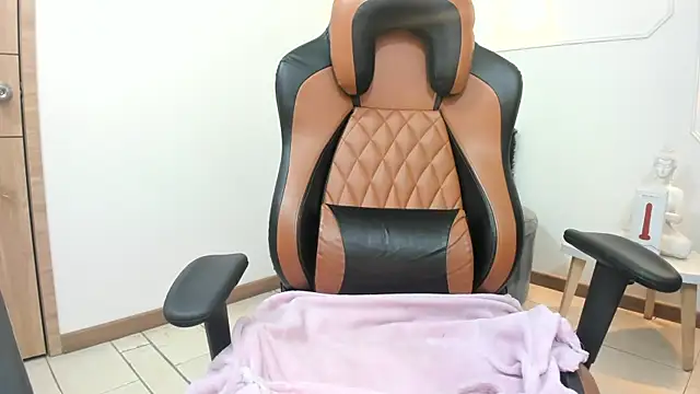 Lizzie Williams  online show from January 16, 2026, 2:48 am