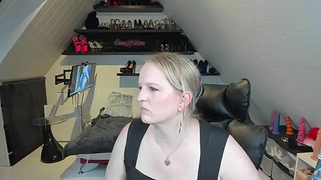 caro kitten online show from April 13, 2026, 7:34 am