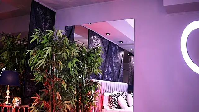 Snapshot of NicoleCellini chatting on January 6, 2026, 7:51 pm NicoleCellini online show from January 6, 2026, 7:51 pm