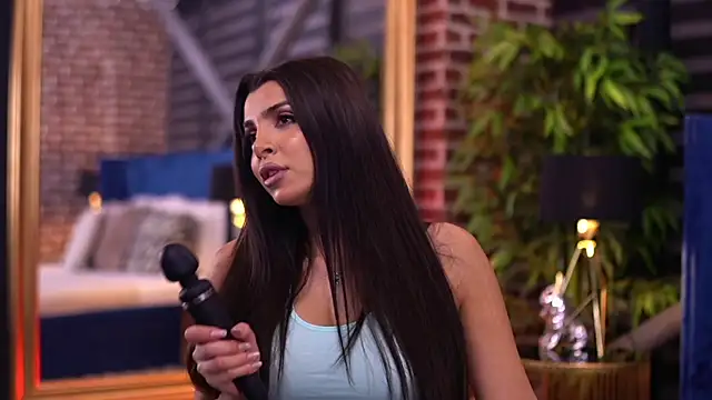 NicoleCellini online show from October 17, 2025, 6:21 pm