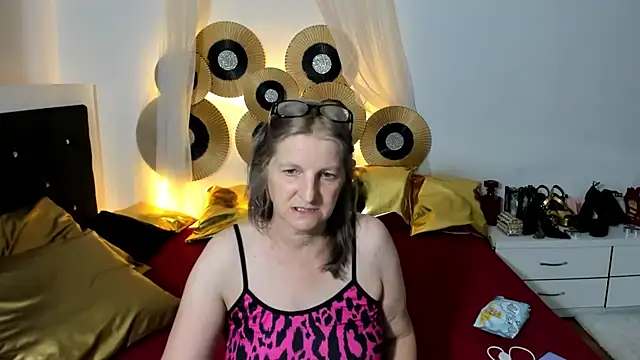 Lilly hott online show from September 11, 2025, 9:04 pm