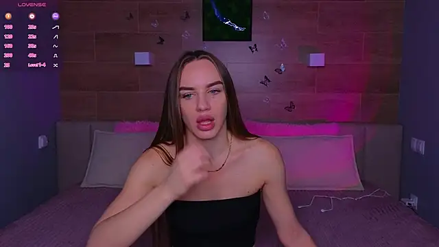 SaraCros online show from November 25, 2025, 5:41 am