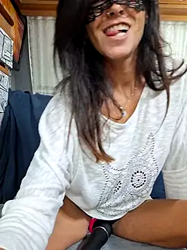 EmySkinny85 online show from October 25, 2025, 1:01 pm