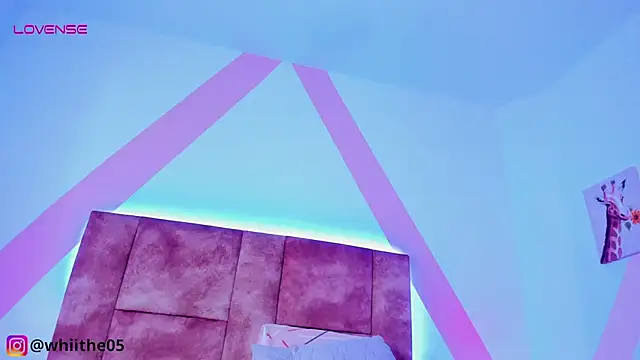 Snapshot of isabella_whiithe chatting on February 24, 2025, 11:41 pm isabella whiithe online show from February 24, 2025, 11:41 pm