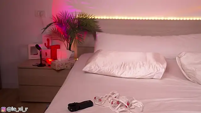 Lexi Reed online show from October 17, 2025, 2:08 pm