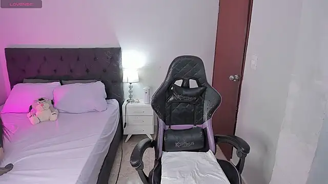 evelyn 23 online show from October 22, 2025, 2:49 pm