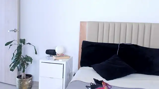 AnaHenao online show from October 15, 2025, 5:21 pm