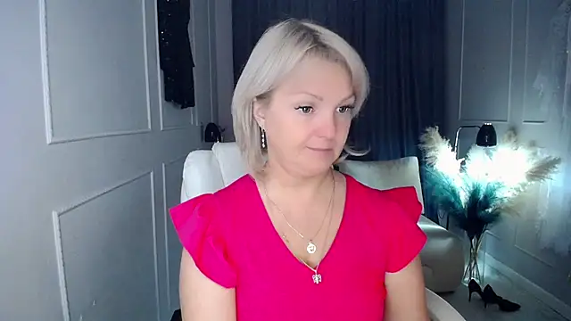 Snapshot of Juarnea chatting on October 8, 2025, 8:42 pm Juarnea online show from October 8, 2025, 8:42 pm