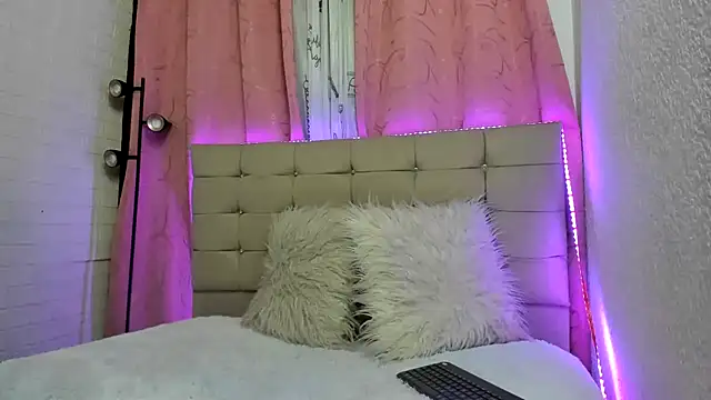 merlinaadams  online show from March 3, 2025, 3:32 pm