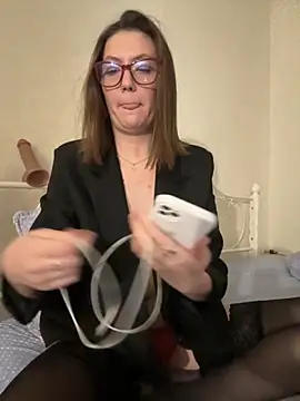 BeatriceTender online show from November 28, 2025, 4:29 pm