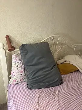 BeatriceTender online show from April 15, 2026, 7:58 pm