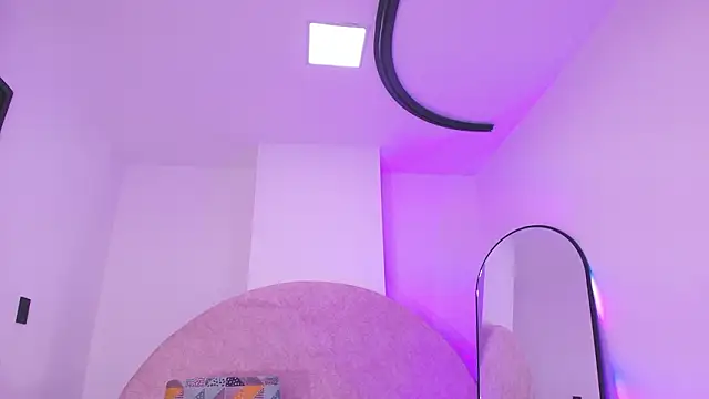 Snapshot of vale_ross_ chatting on February 7, 2026, 3:03 am vale ross online show from February 7, 2026, 3:03 am