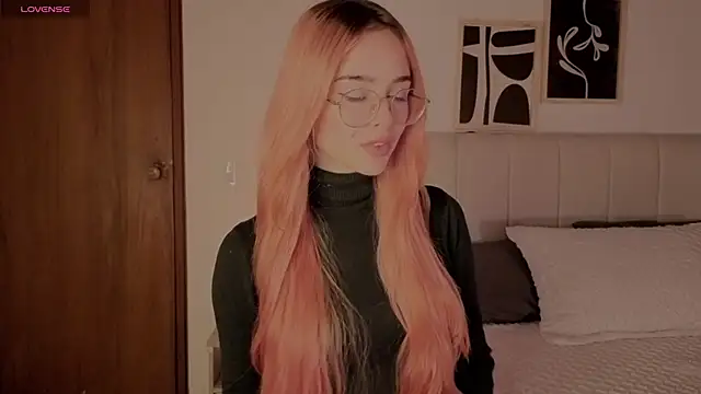 Snapshot of Roxxy_mora chatting on February 2, 2026, 10:31 pm Roxxy mora online show from February 2, 2026, 10:31 pm