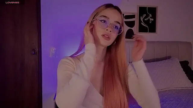 Snapshot of Roxxy_mora chatting on February 5, 2026, 10:05 pm Roxxy mora online show from February 5, 2026, 10:05 pm