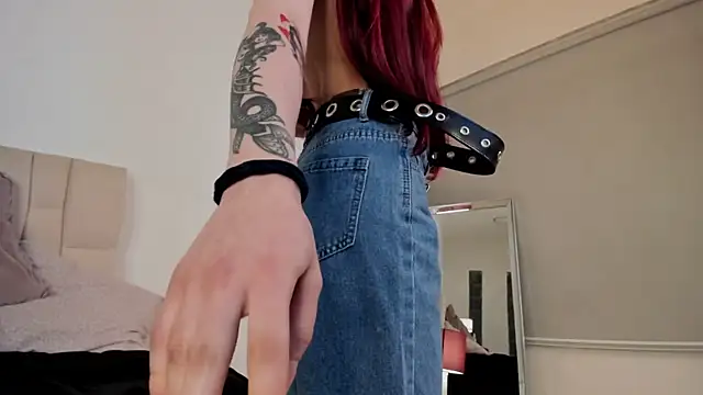 Snapshot of Roxxy_mora chatting on February 19, 2025, 3:28 am Roxxy mora online show from February 19, 2025, 3:28 am