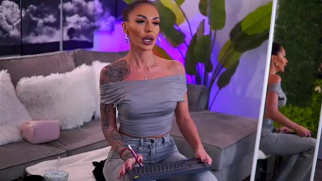 RaquelleVon online show from November 15, 2025, 10:30 am