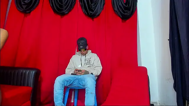 Snapshot of Extreme_Team8 chatting on November 13, 2025, 11:52 pm Extreme Team8 online show from November 13, 2025, 11:52 pm