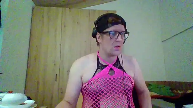 Snapshot of Bigthroaterboy chatting on September 16, 2025, 4:30 pm Bigthroaterboy online show from September 16, 2025, 4:30 pm