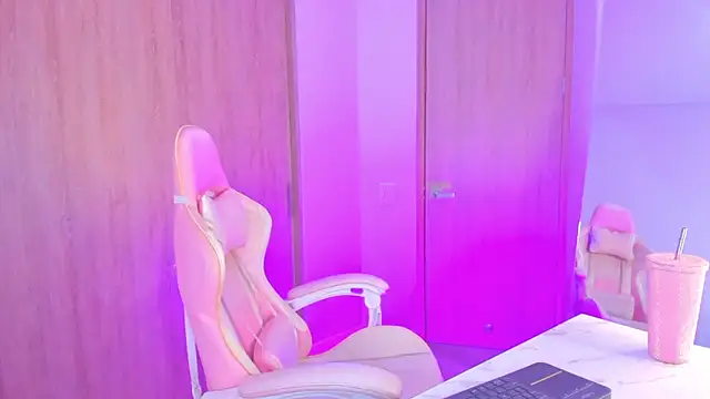 angelinalodge1 online show from January 25, 2025, 8:21 am