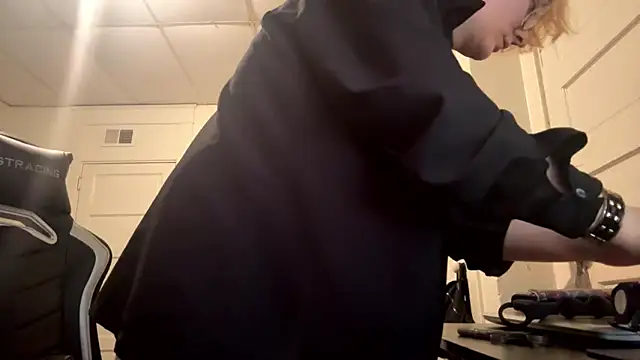 Snapshot of YandereDemon chatting on April 4, 2026, 8:48 pm YandereDemon online show from April 4, 2026, 8:48 pm